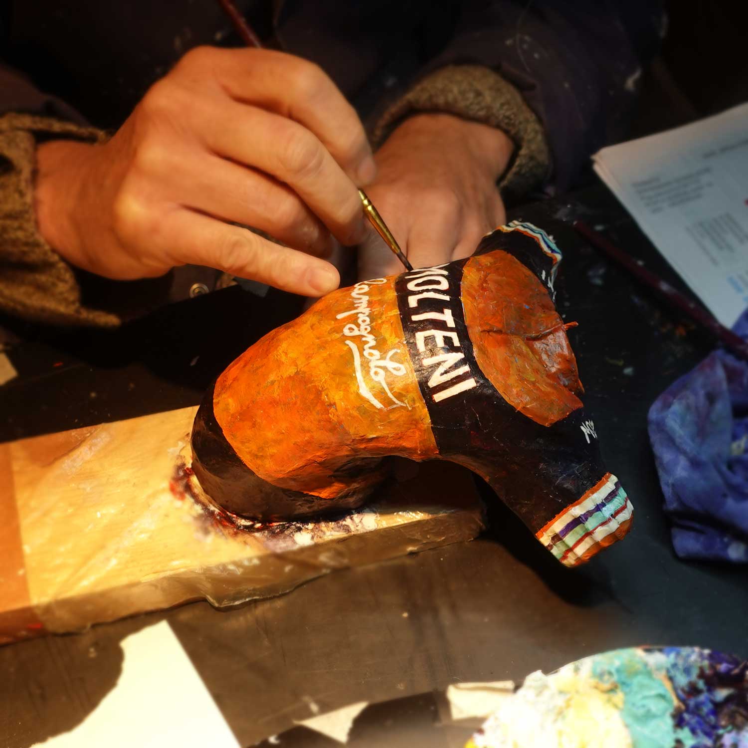 Artist painting the sculpture of Eddy Merckx ©joke van eyck