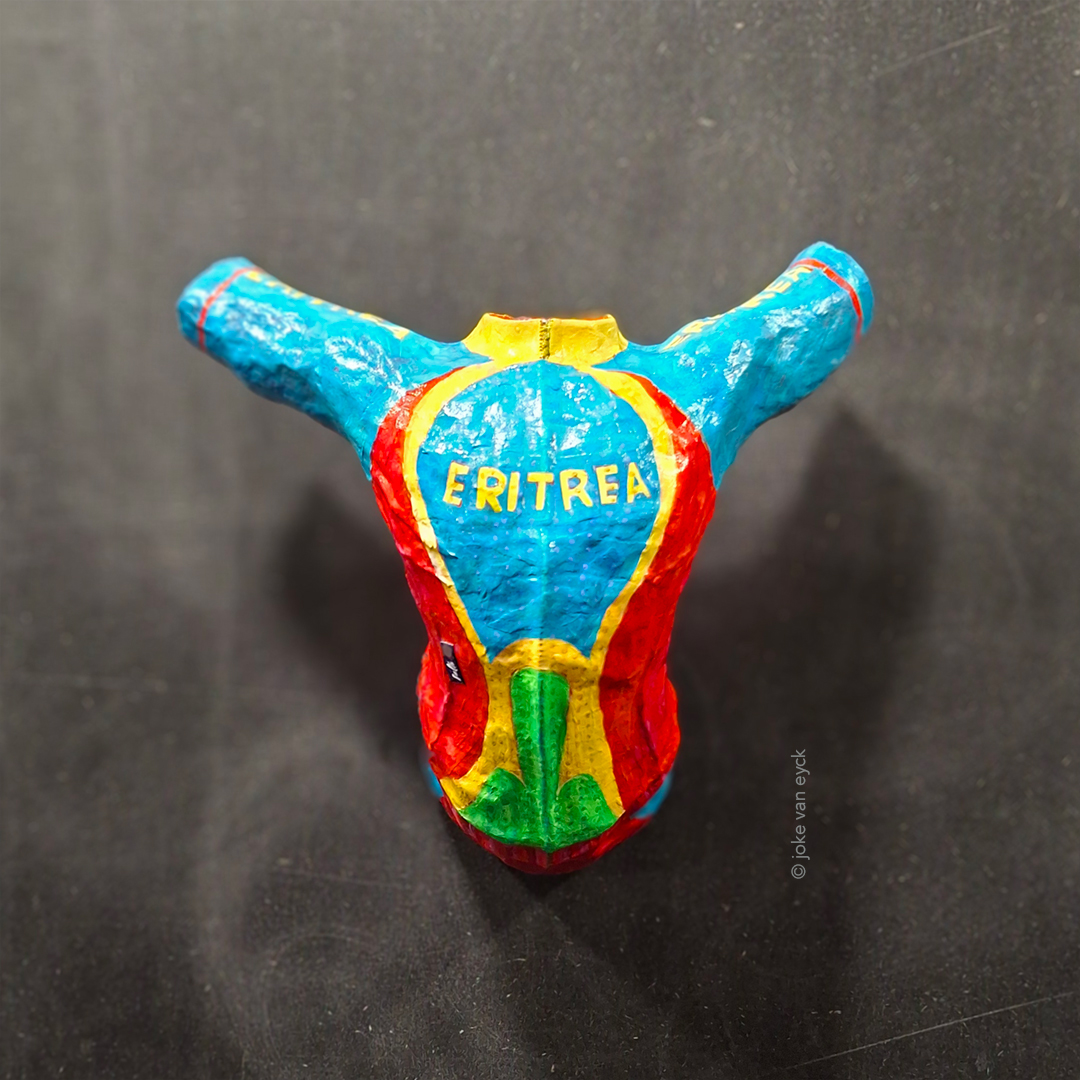 Painted Sculpture. Torso of Biniam Girmay in colorful ertitrea-jersey. Recycled paper pulp, painted. Artwork © joke van eyck 2024
