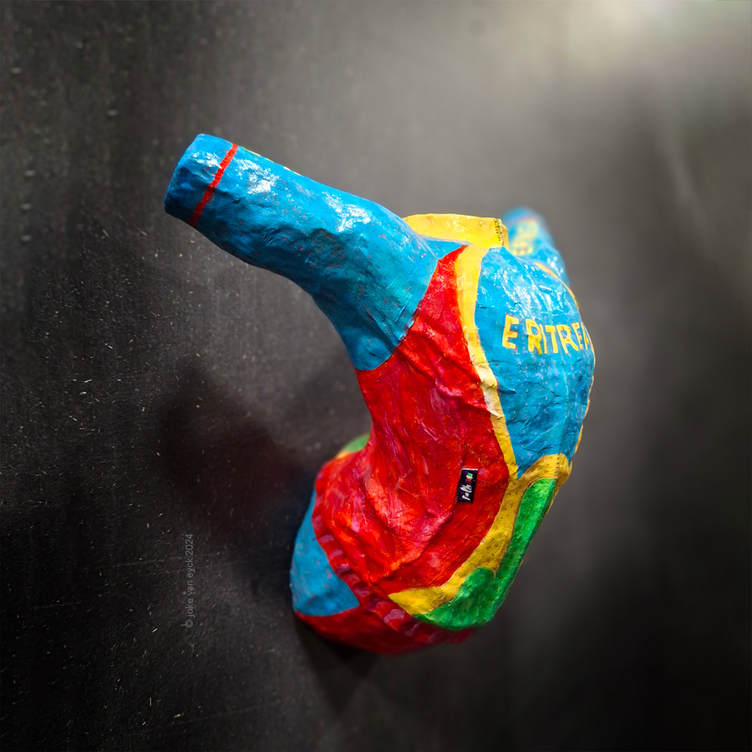 Painted Sculpture. Torso of Biniam Girmay in colorful ertitrea-jersey. Recycled paper pulp, painted. Artwork © joke van eyck 2024